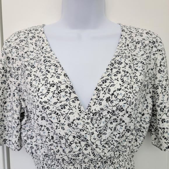 Melrose And Market V Neck Ruched Flutter Sleeve Floral Print Crop Top Size S - Picture 2 of 10